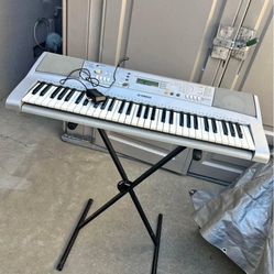 GRAY YAMAHA YPT-300 ELECTRIC PIANO KEYBOARD w Stan