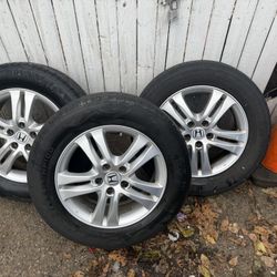 2011 Honda Crv Wheel And Tires ( Only 3) 