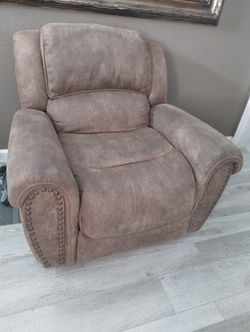 2 Couches Electric Recliners