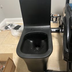 NEW Swiss Madison Black Toilet – Modern Luxury (Retail $500)