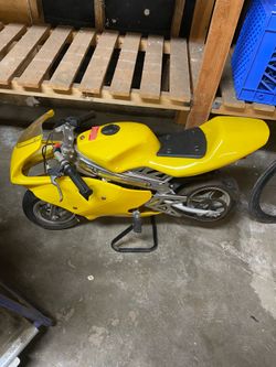 Brand new pocket bike with stand never used or even put gas in it