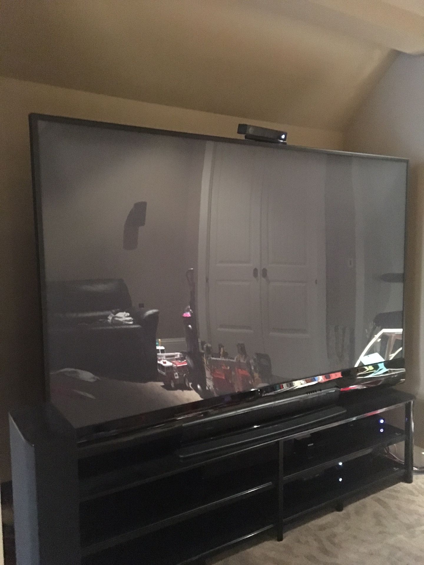 Mitsubishi WD-92742 92 inch 3D 1080p HD rear projection TV with stand