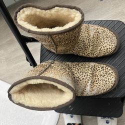 Ugg Classic Leopard Print , Size US 6 