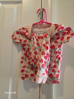 Baby girl strawberry pijama set Size: 12 months