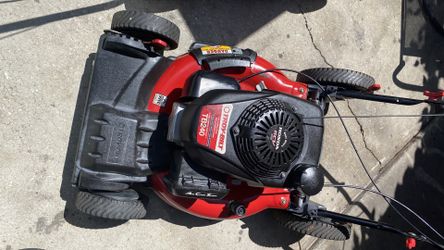 Troy built lawnmowersame as Toro 22 inch cut self-propelled big wheel it’s all ready to go What do big Honda Motor on here