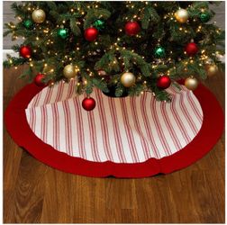 Christmas tree skirt and pillow set