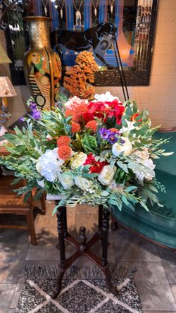 Beautiful artificial boutique sink much flowers