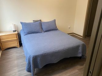 Queen Bed w/ Power Lift Base