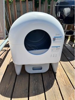 Self-cleaning cat litter box