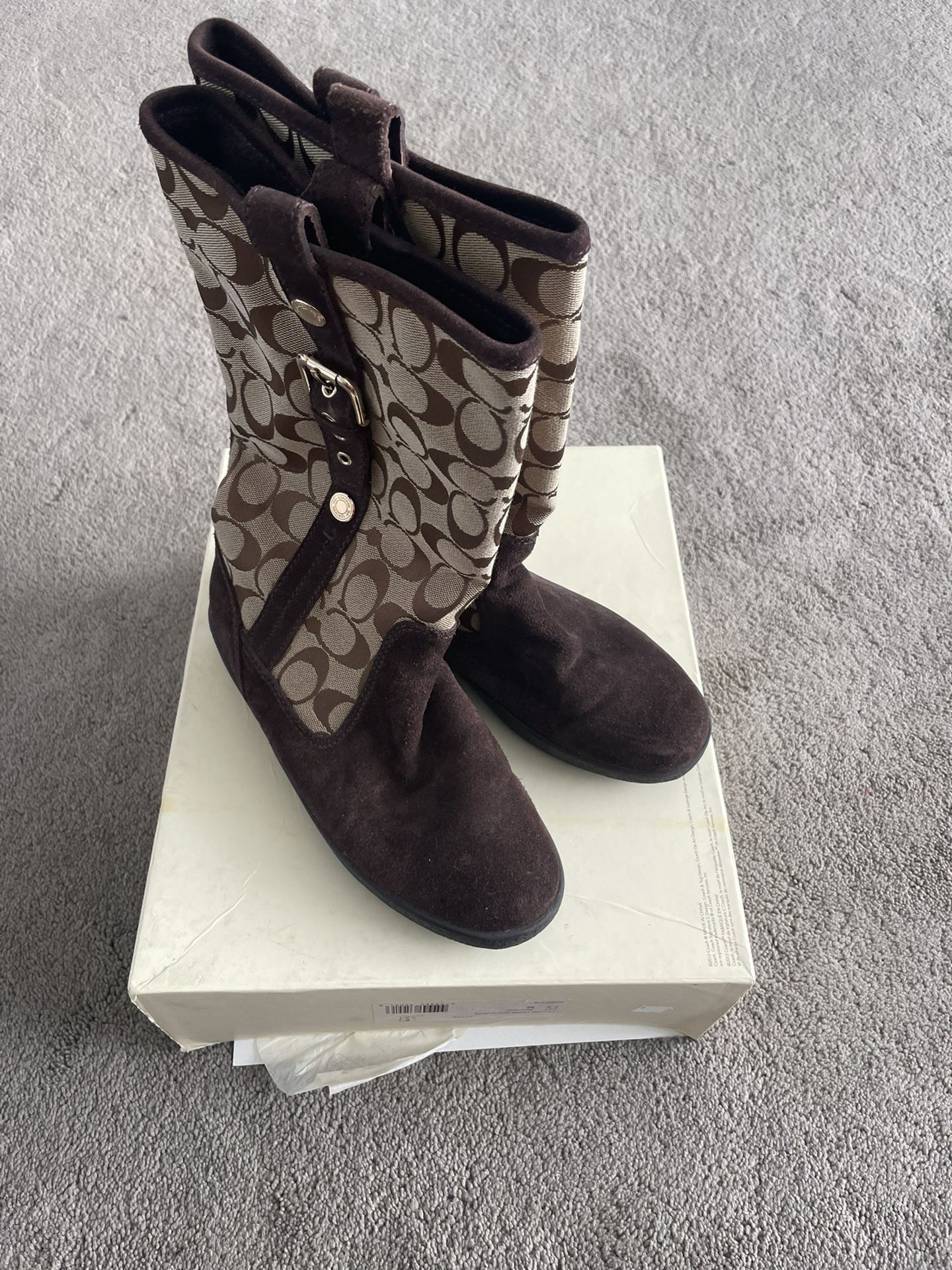 Coach & Lozenge Design Horse& Carriage Design, Suede, Size 8 Boots