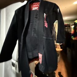 UFC Gym gi set size ( M0 ) pants included youth / kids  Im caring person thats a dad m, i know gi’s are expensive & kids grow fast!   I got you!