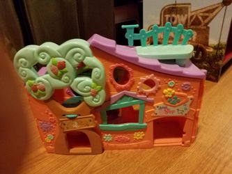 Varias casitas para pet shop