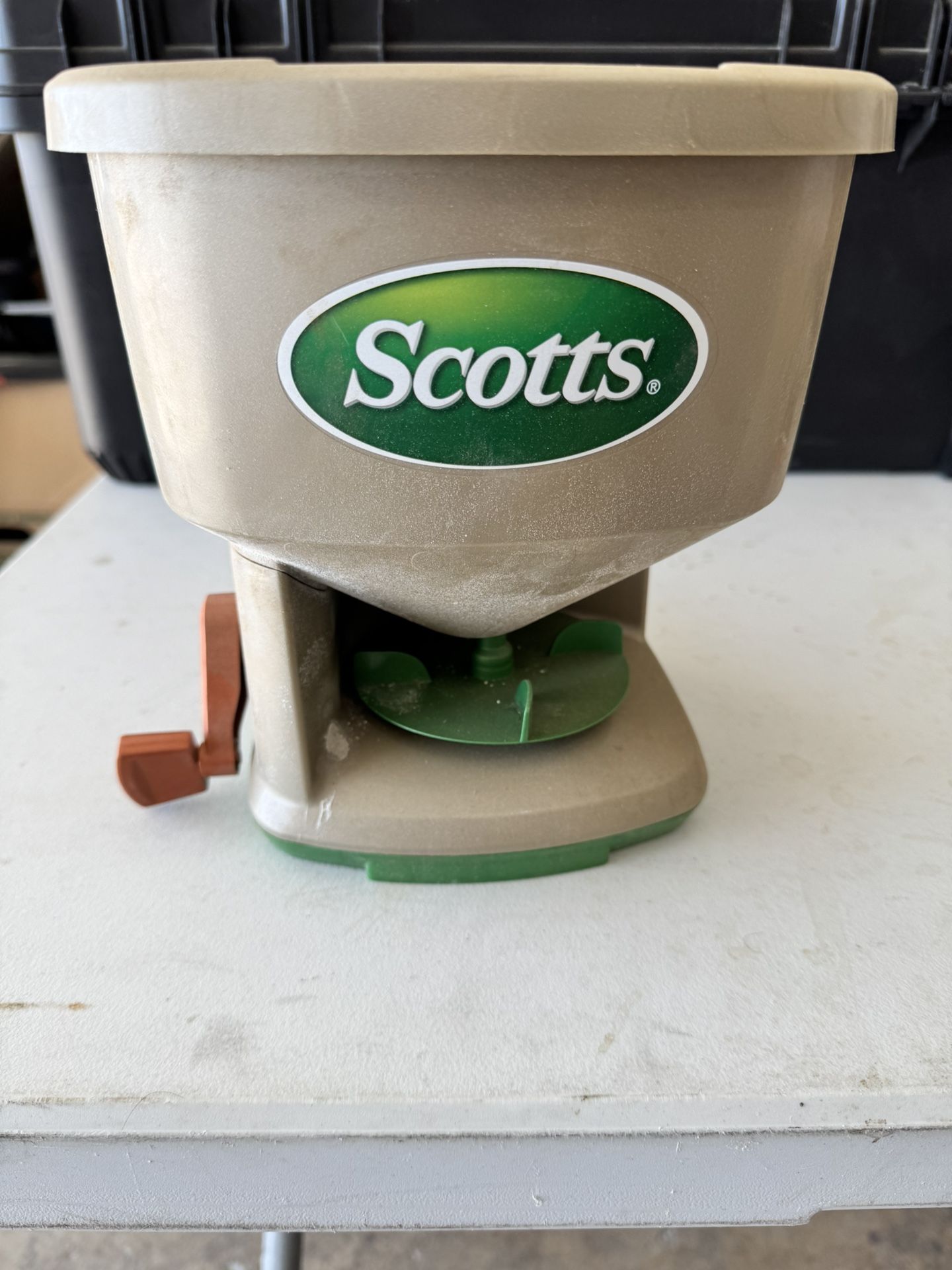 Scotts 71060 Whirl Hand-Powered Spreader
