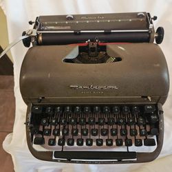 Vintage Antique Remington Quiet-Riter Typewriter 