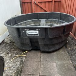 Rubbermaid 300 Gallon Stock Tank