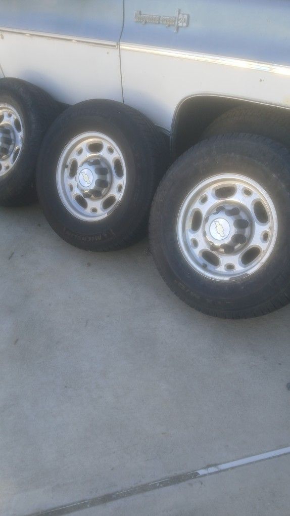 Chevy Or GMC 2500 Wheels And Caps (4)