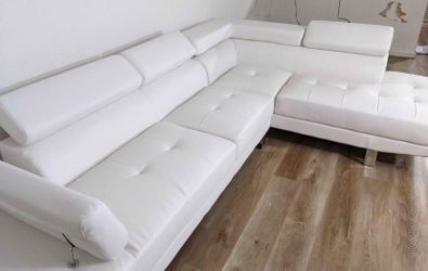 New 105x77 sectional couch / free delivery