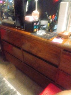 Beautiful dresser & 2 nightstands