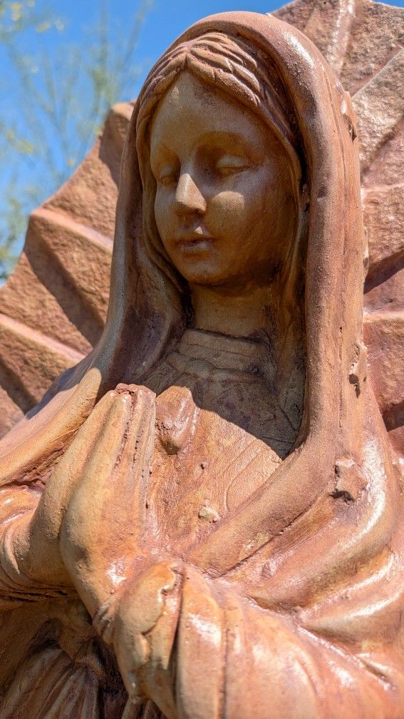 Estatua De Virgen De Guadalupe