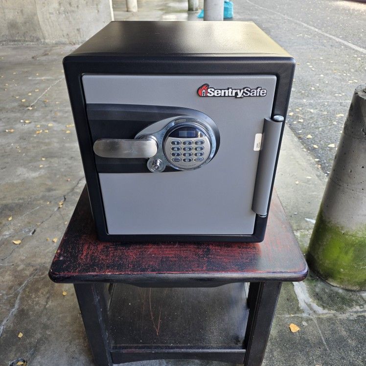 New Fire & Waterproof Sentry Safe With Digital Lock & Keys
