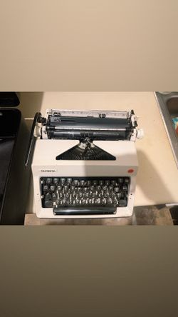 Vintage Olympia portable typewriter traveller de Luxe in nice condition full working including caseLuxe Portable Typewriter with Qwerty Layout, 1970-8