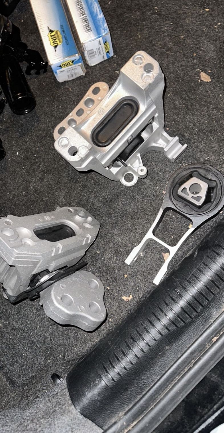 2015 Chrysler 200c Motor Mounts