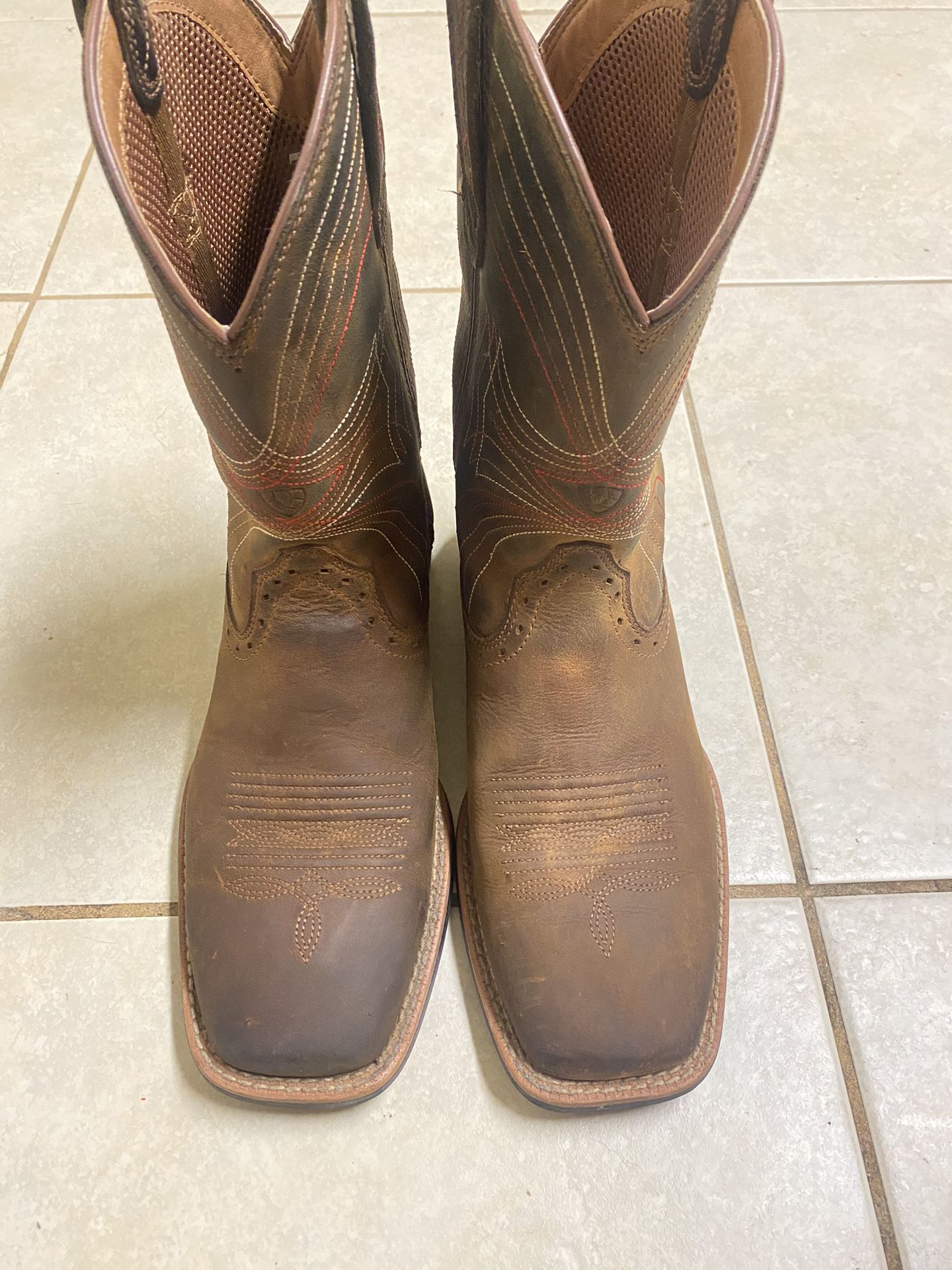 Ariat, Boots Size: 7  (used) Normal Wear , Brown. 