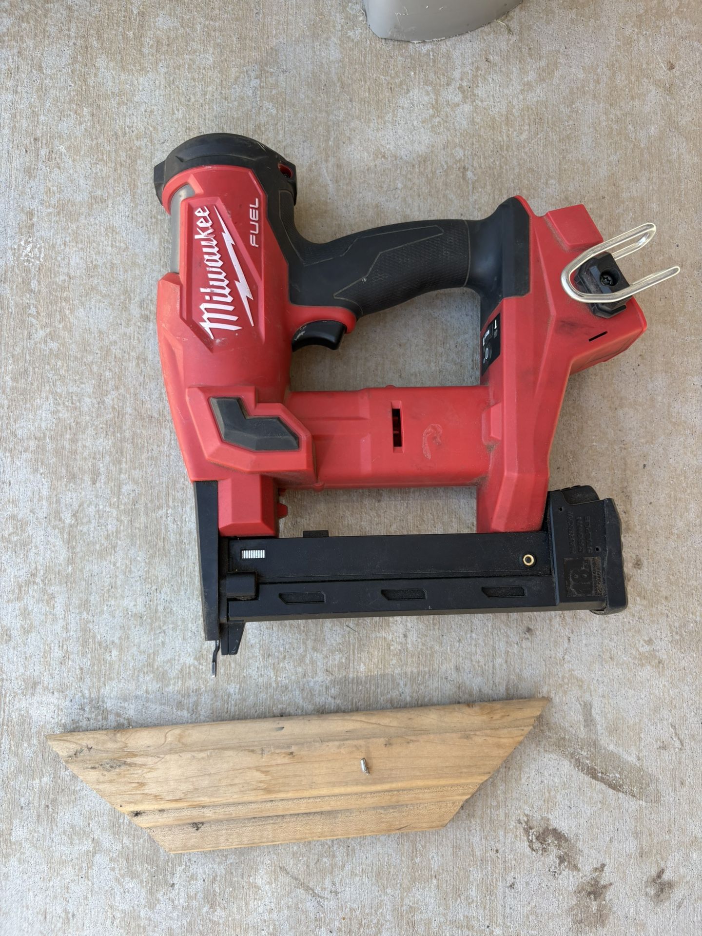 Milwaukee Stapler 18 Volts ( Hesperia Ca )