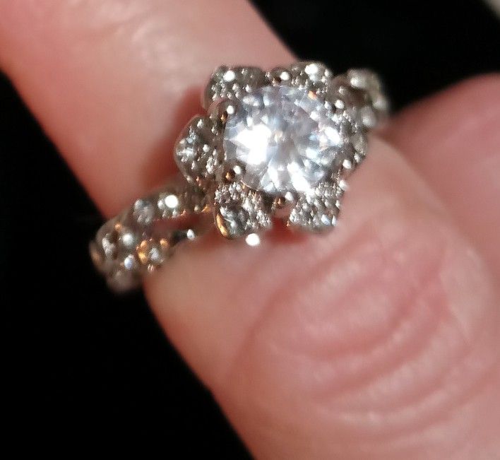 RING, FLOWER-SHAPED GEM, NEW!