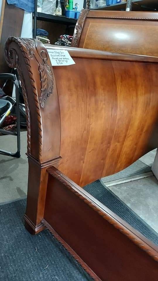 Queen Sleigh Bed Solid Wood, Intricate Detail