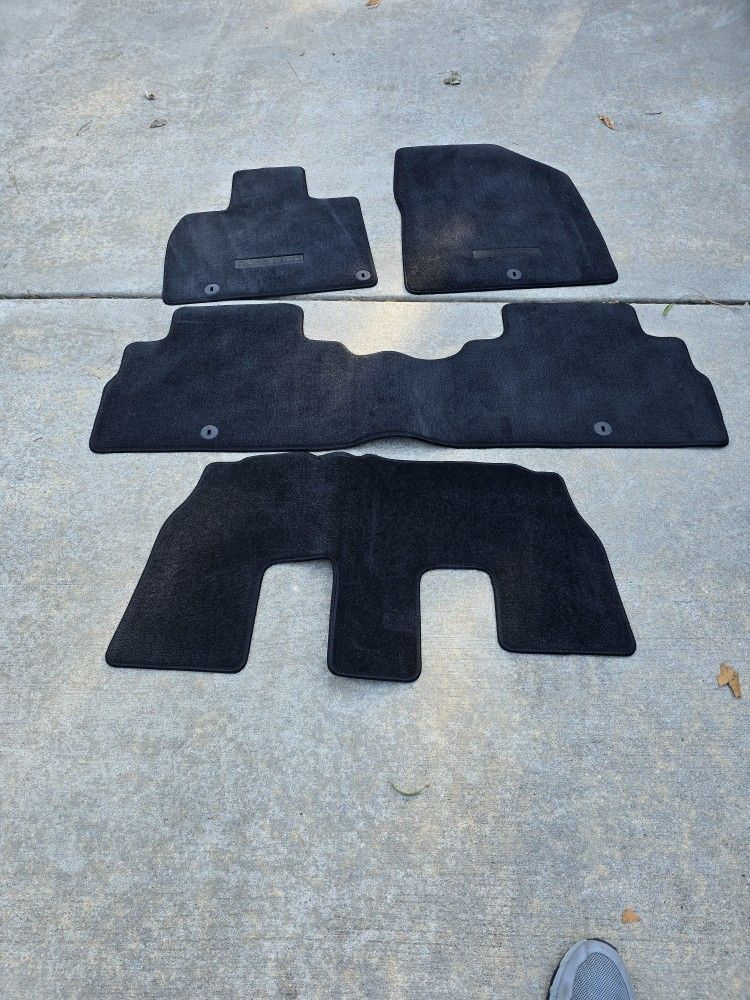 Kia Telluride Carpeted Floor Mats Like New