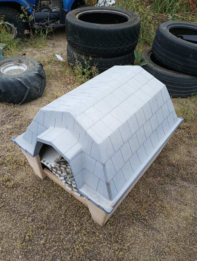 Dog house good condition $50 Cash or zell 