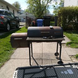 BBQ Grill With Smoker 