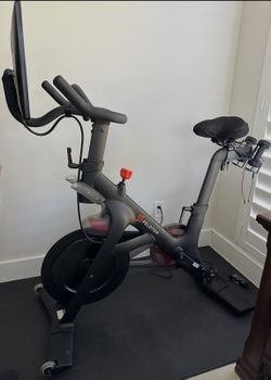 Peloton Bike – Excellent Condition