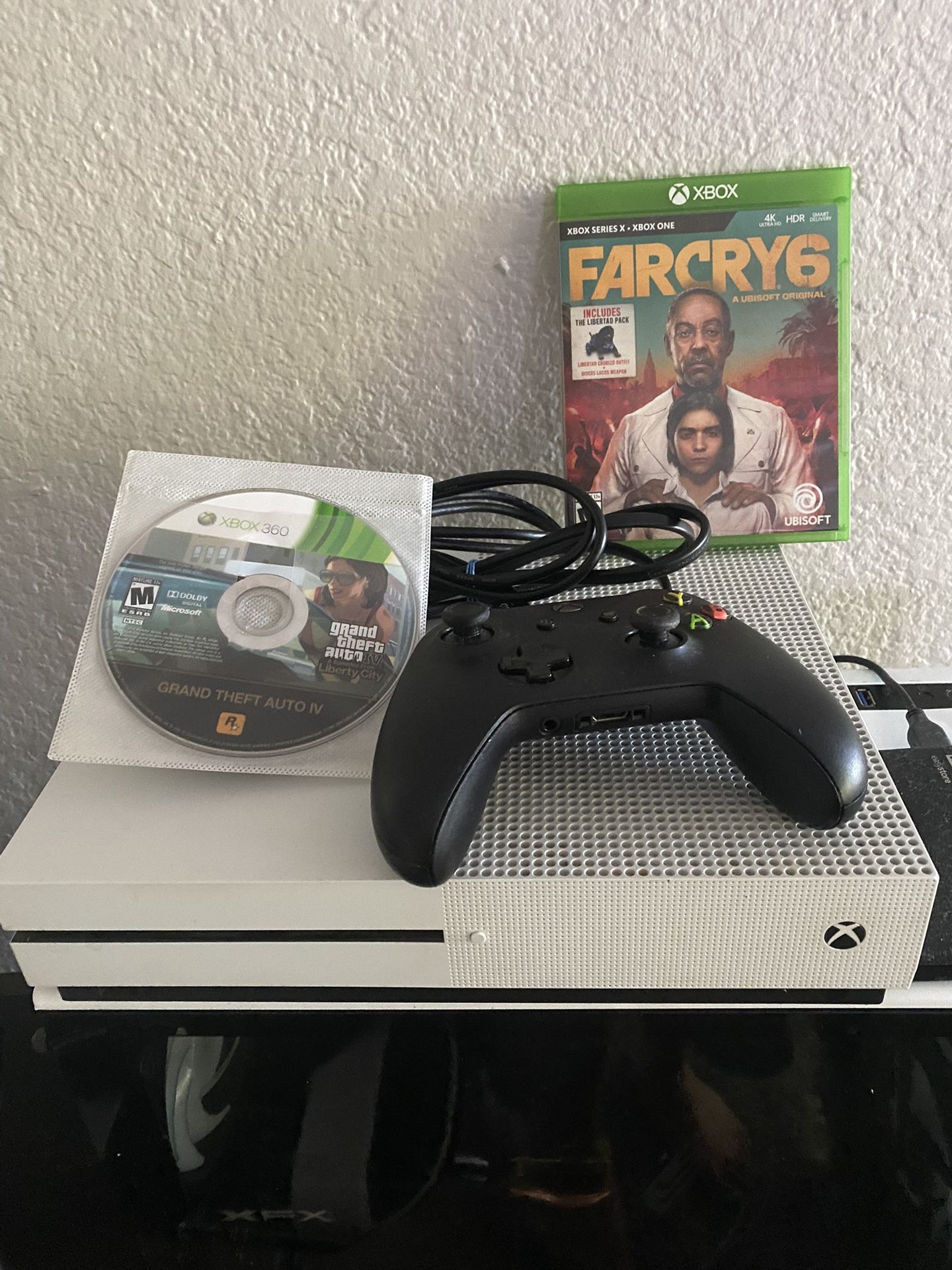 Xbox One S 500GB Console Bundle With 1 Controller & 3 Games (Great Condition )