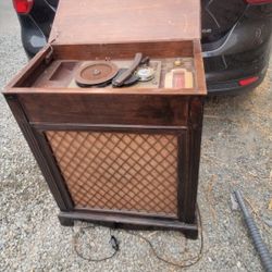 Vintage antique Silvertone 8102 Radionet Console Sears Roebuck Radio, phonograph and wire recorder 

Doesn't seem to be in great shape.