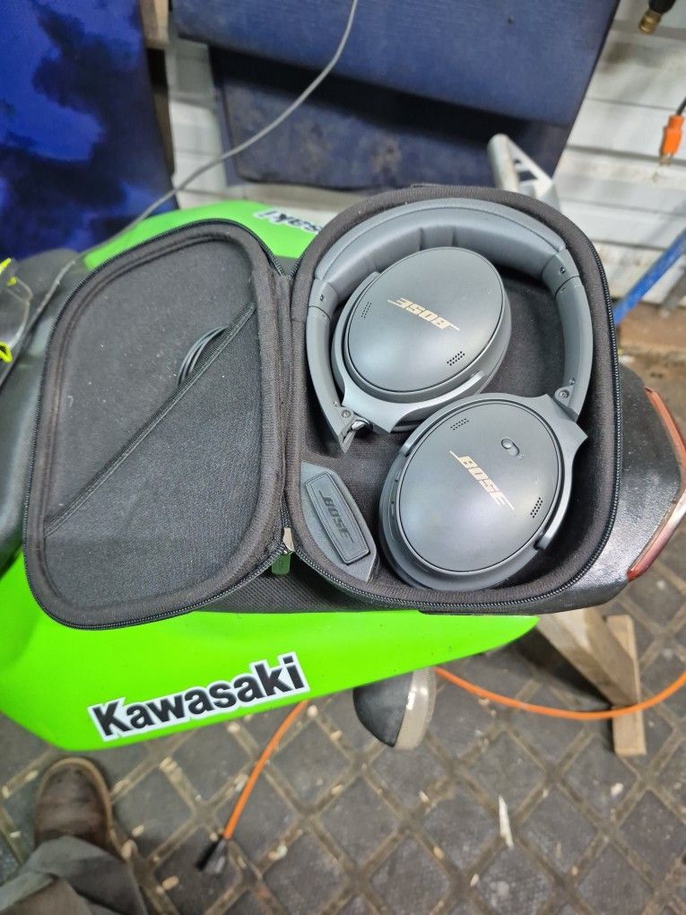 BOSE  Earphones.