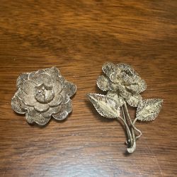 Set of Silvertone metal rose in bloom brooch