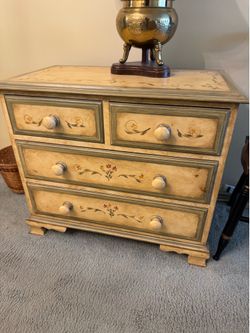 Vintage 4 drawer dresser