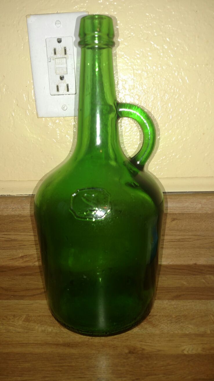 Vintage sebastiani vineyards green wine bottle est.1825