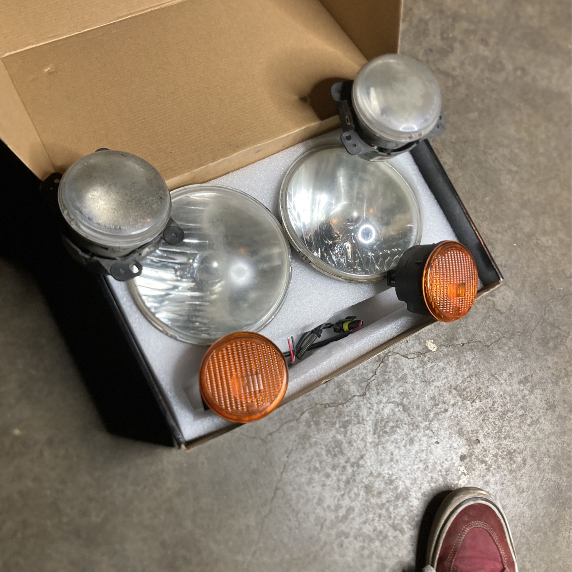 Head Light Housing / Bulbs Jeep Wrangler