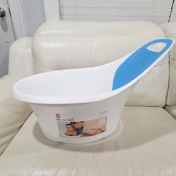 Munchkin Sit & Soak Non-Slip Dual-Stage Ridgid Baby Bathtub with Padded Foam, White