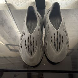 black Yeezys Onix 10 