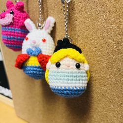 Stum Stum Alice | Amiguruni Crochet | Egg Keychain