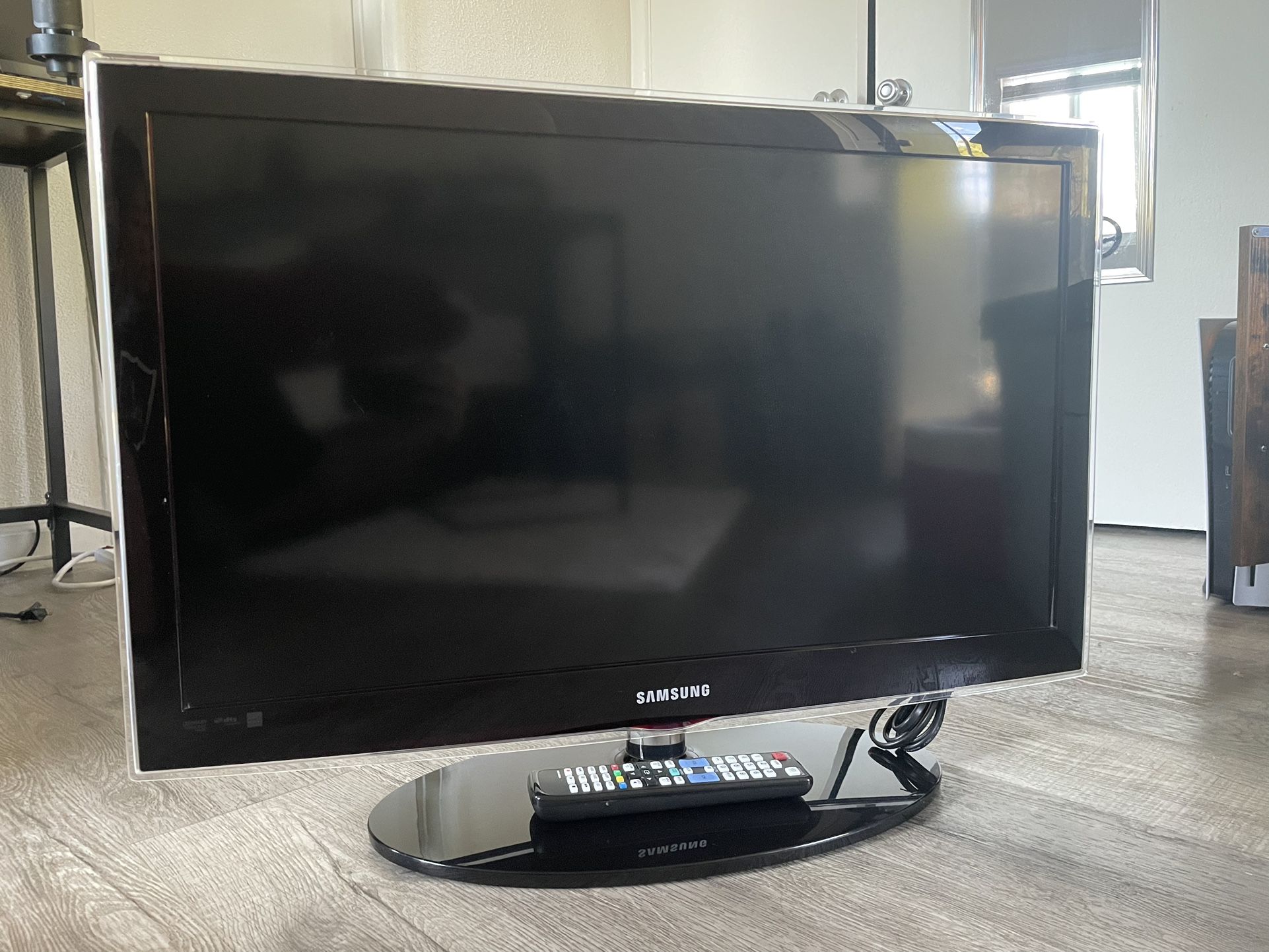 32” Samsung Smart TV w/Remote