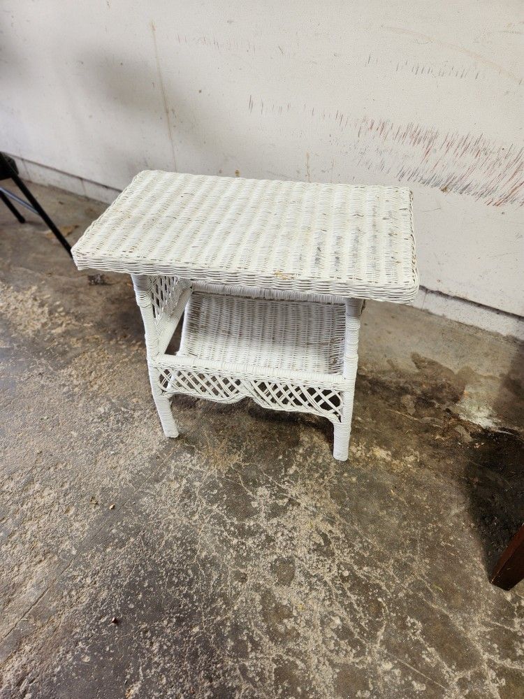 White Wicker TABLE