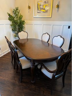 Like new Dining Room table