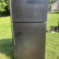 Black top and bottom refrigerator with ice works excellent issues $169.30 day warranty