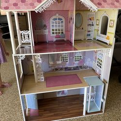 Barbie Play House!