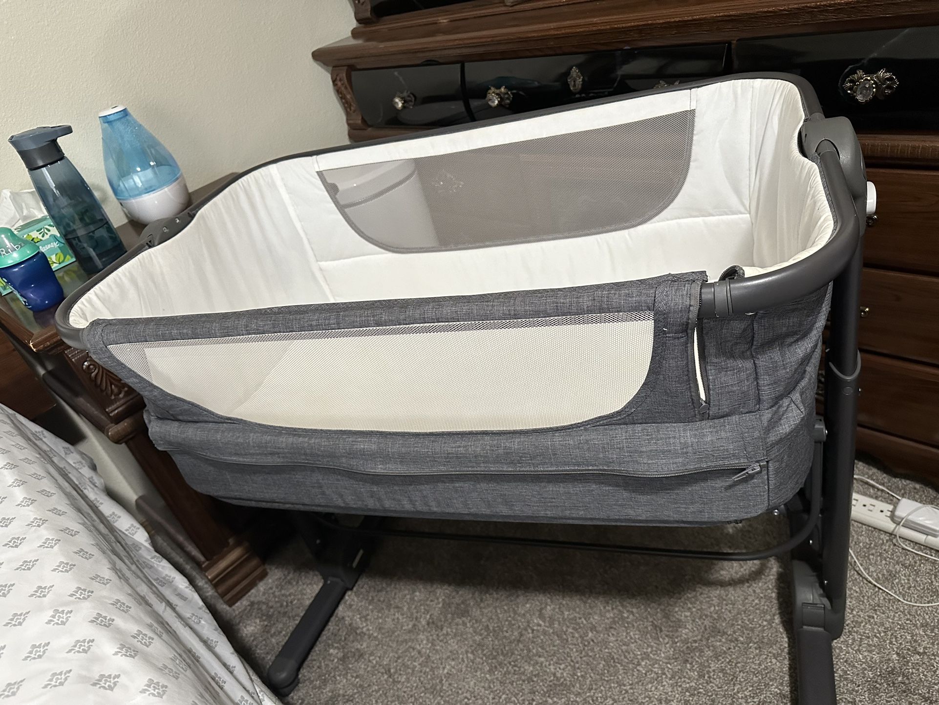 KoolerThings Baby Bassinet, Bedside Sleeper for Baby, Easy Folding Portable Crib with Storage Basket for Newborn, Bedside Bassinet, Comfy Mattress/Tra